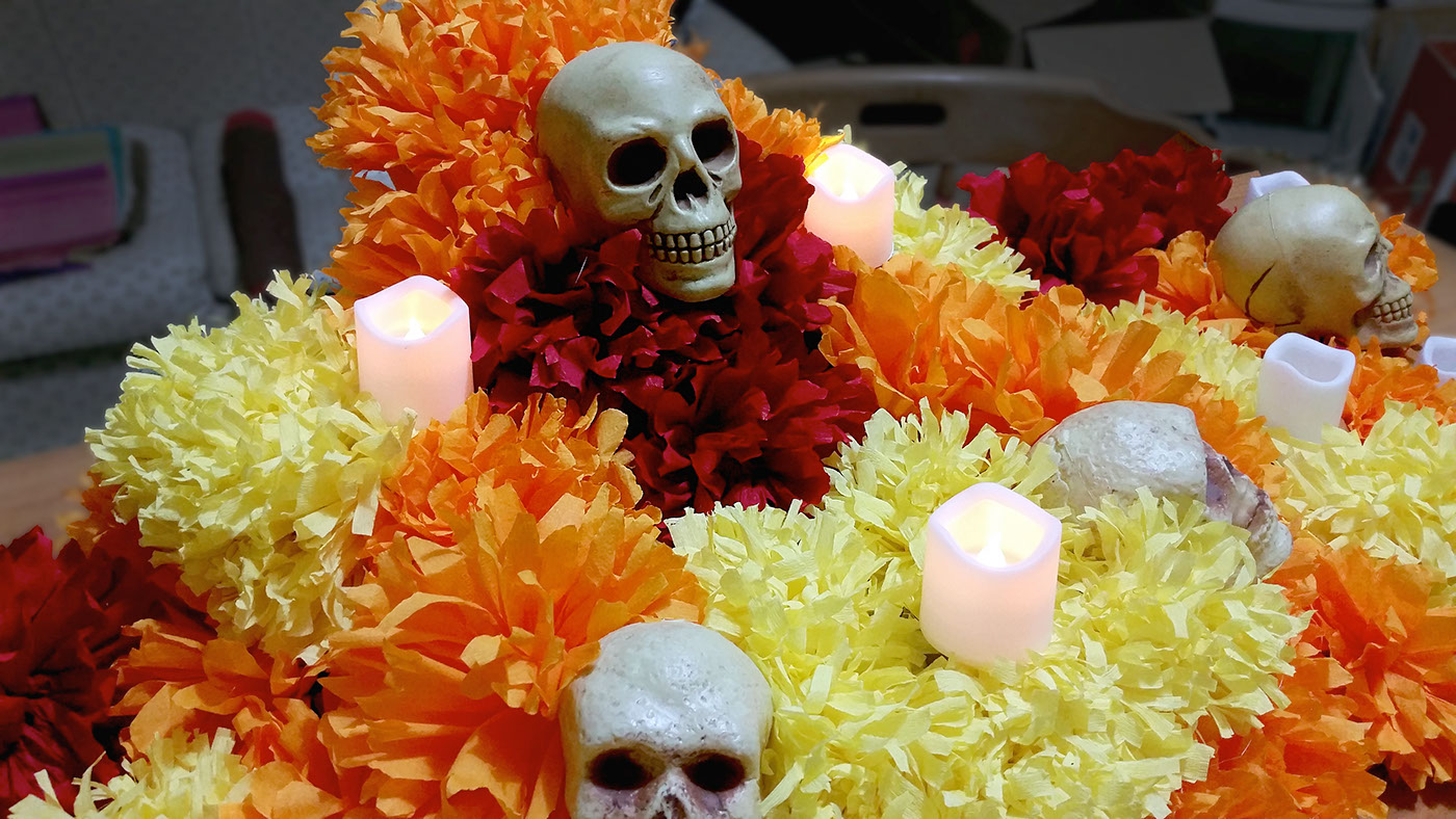 allestimento Messico Halloween party ragnatele fiori teschi tovagliette messicane