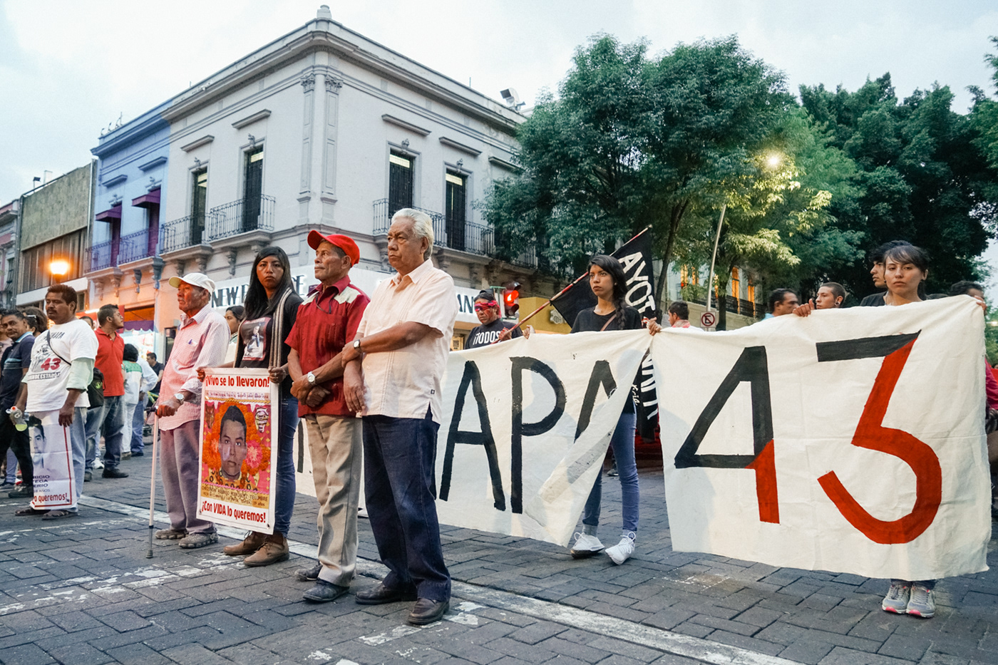 Ayotzinapa CuarentayTres Derechos humanos desaparecidos marcha mexico normalistas