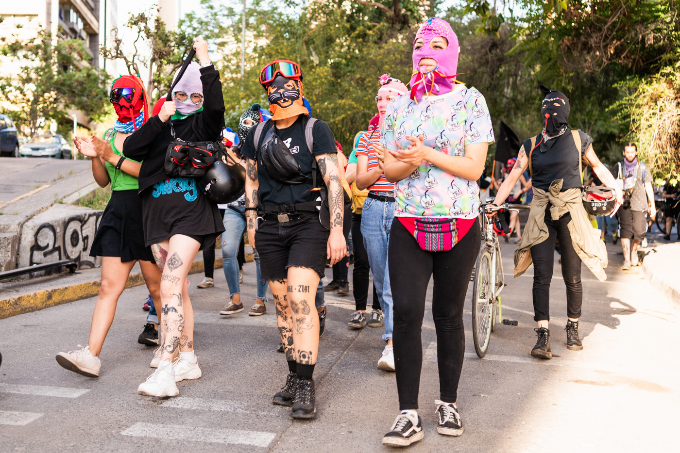anonimato CAPUCHAS encapuchadas estallido social feministas marcha protesta protestas rojo union