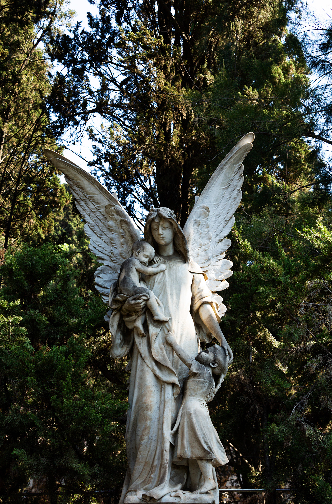 angel arquitectura barcelona catalunya cementerio CRUZ escultura lapida Montjuic tumba