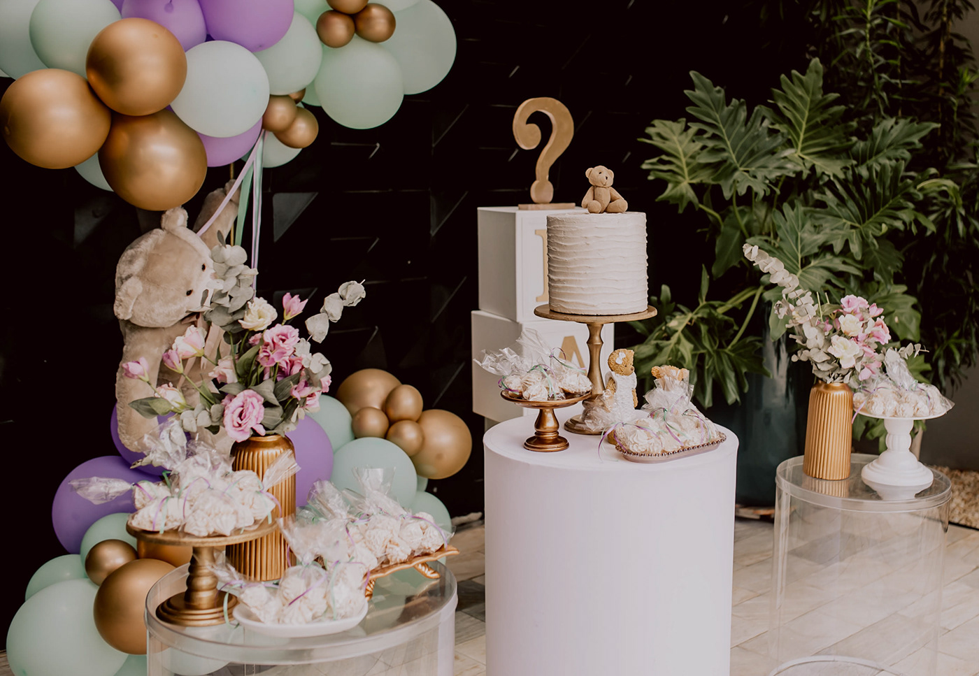 Image may contain: birthday cake, vase and wedding cake