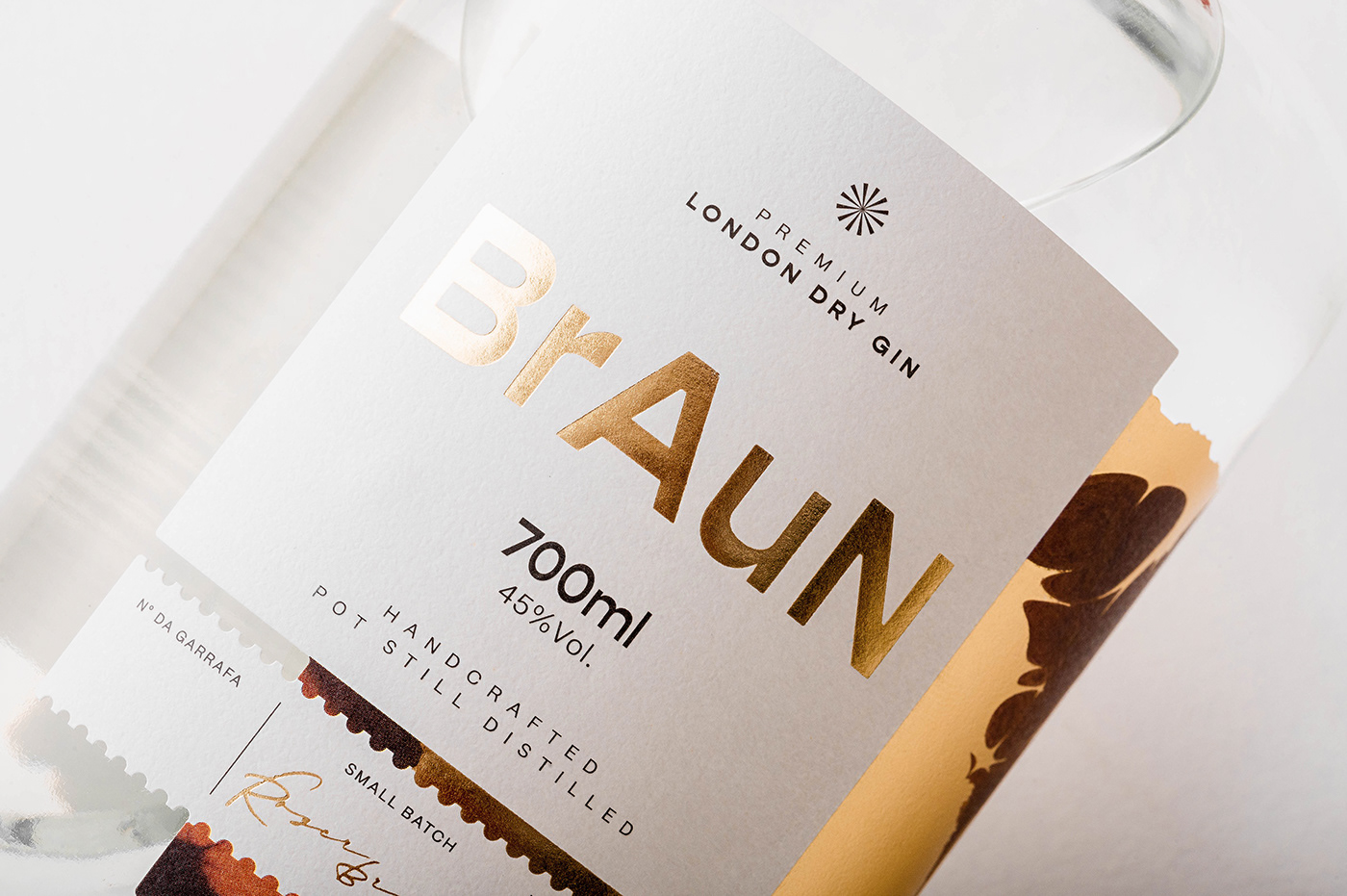 bottle chemistry Creative Direction drinks embalagem Experience gin Packaging rótulo visual identity