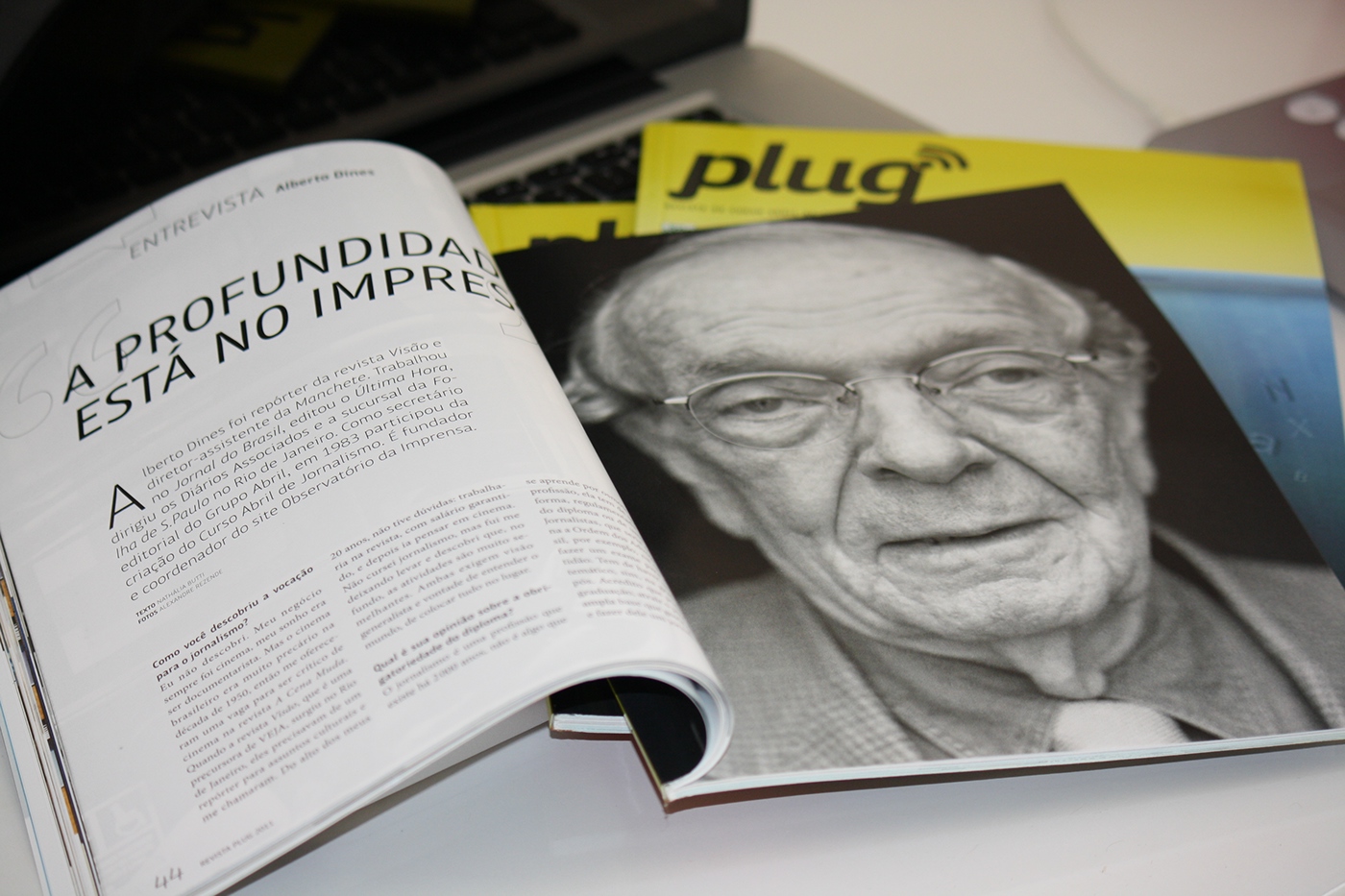 Plug revista magazine caj edição de arte art edition jornalismo editorial