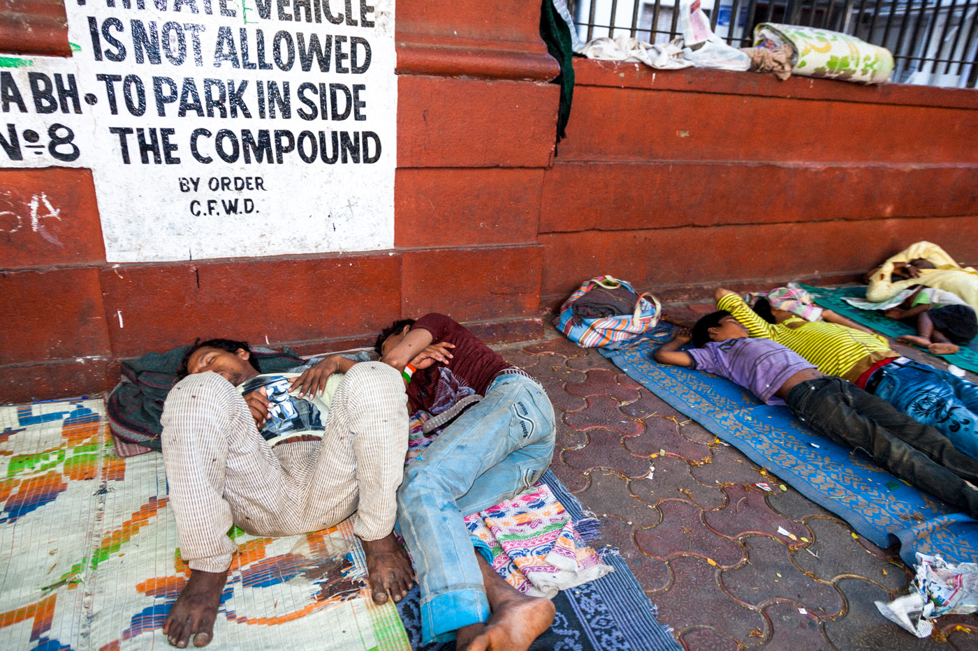 India MUMBAI homeless streets dwellers Poverty dirt fort MORNING sleeping rough beggars poor mahapalika marg