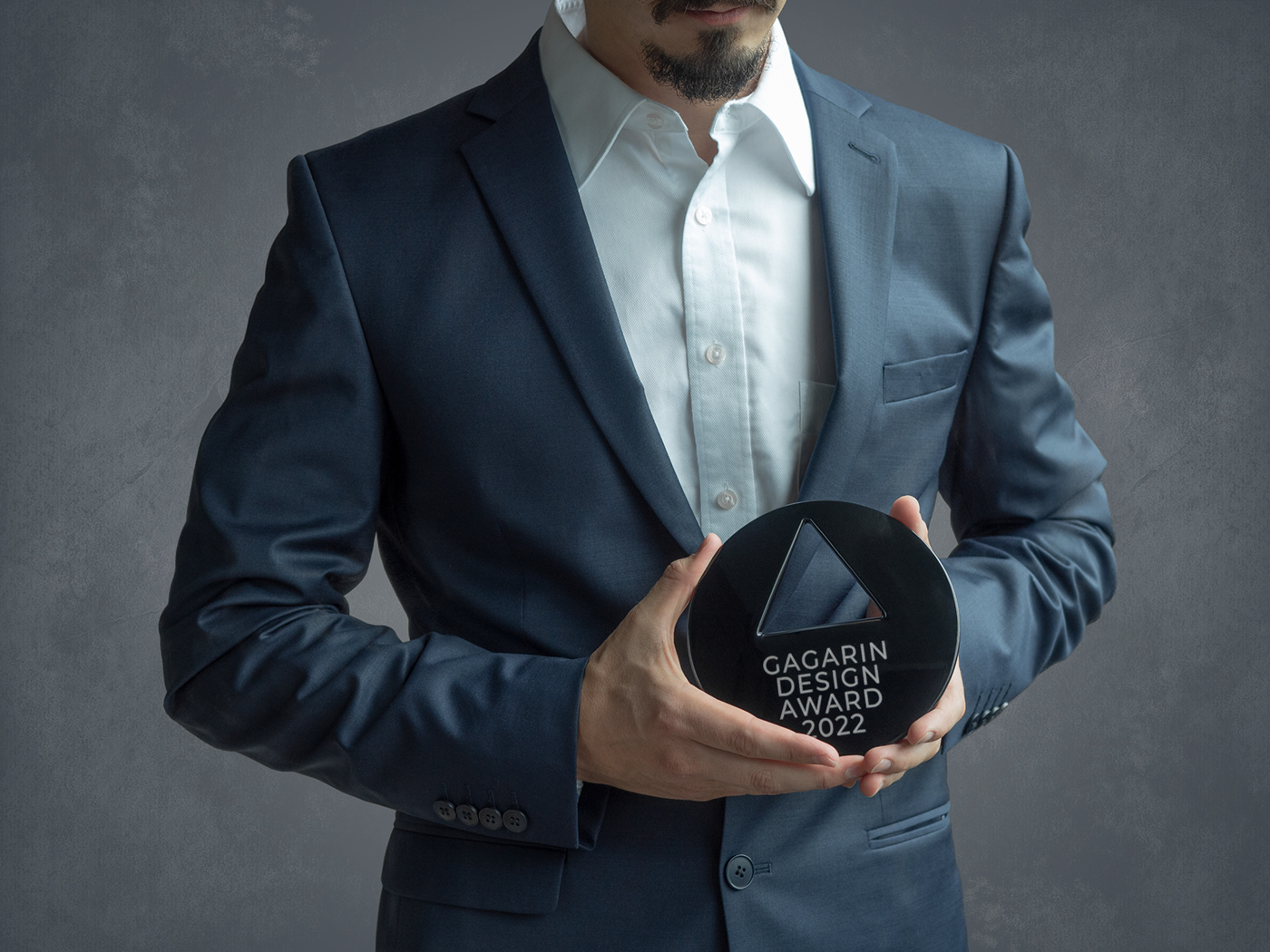 A men with an award in hands