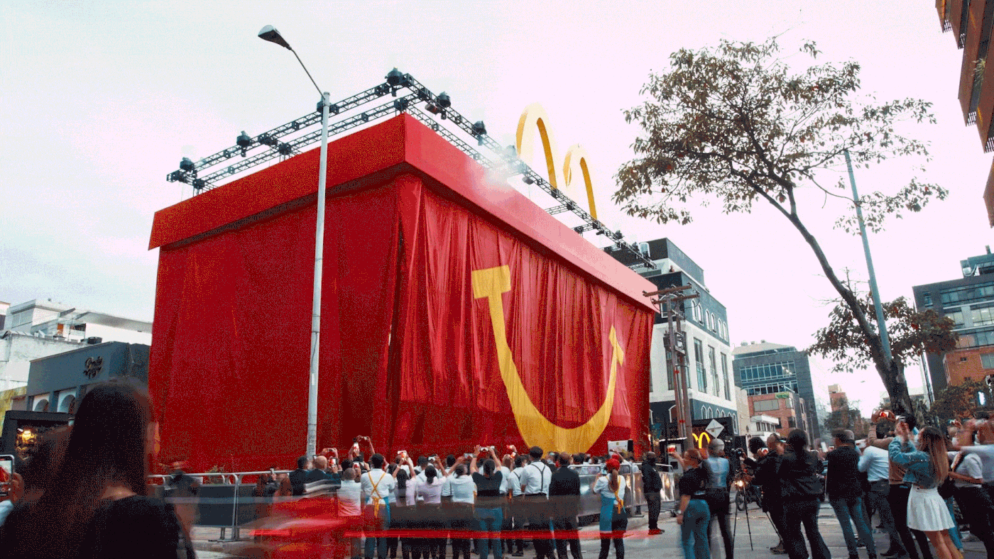burger Experience giant gigante McDonalds restaurant