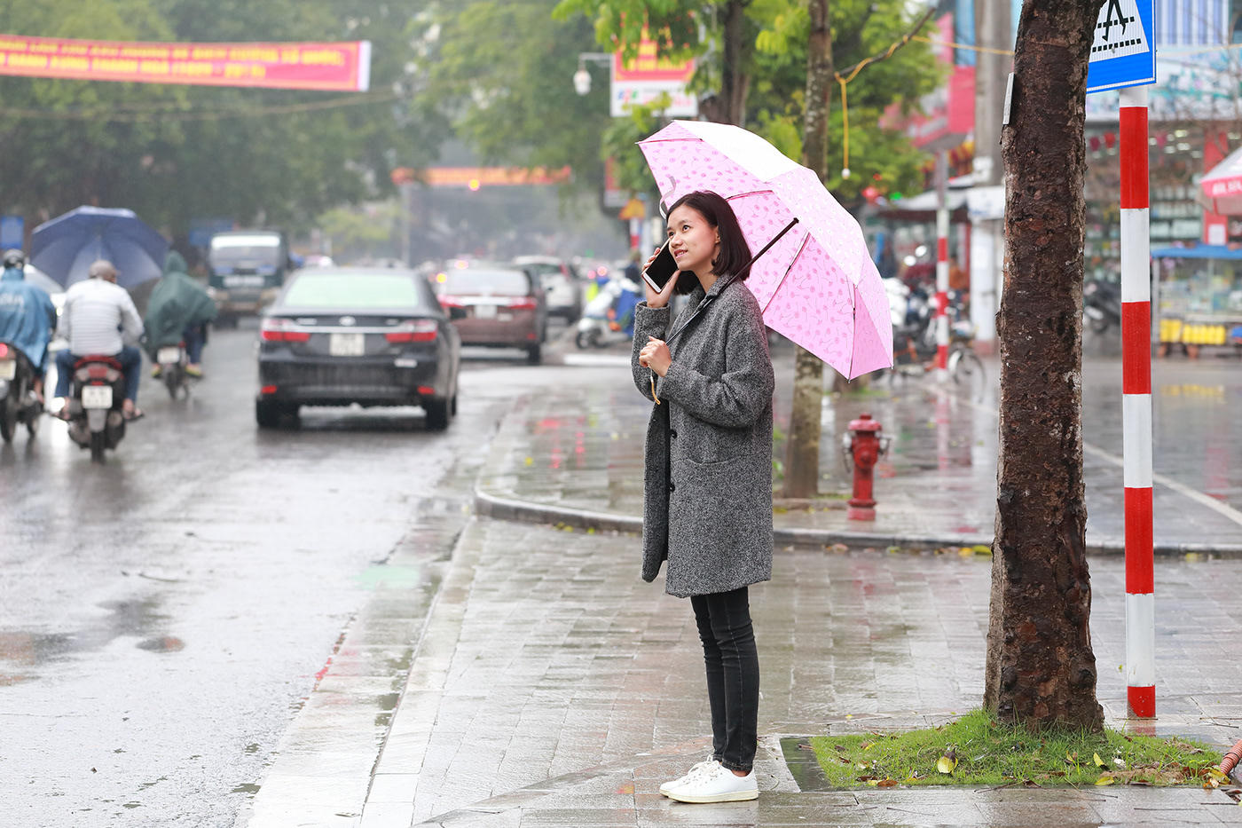 woman Young Street rain Umbrella cute smartphon