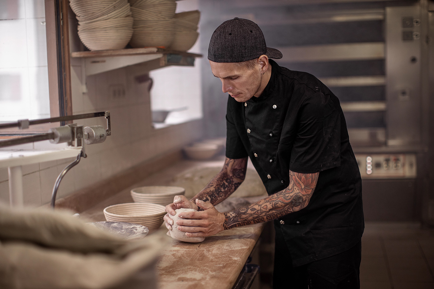 photograf-reportage-munich-handcraft-commercial-bakery-men-work-production-helgeroeske-behance6