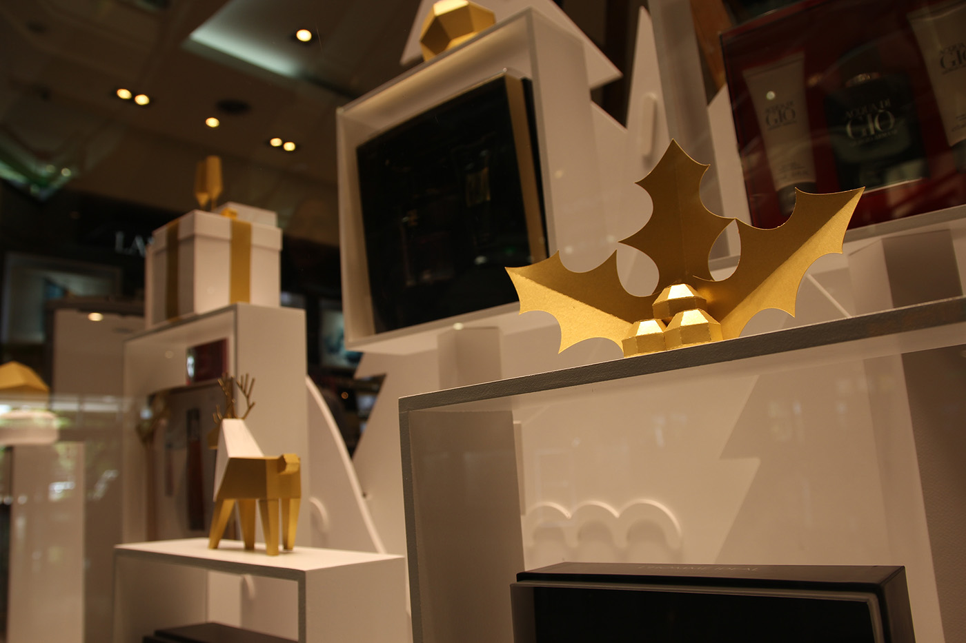 lowpoly papercraft Window Display vidriera escaparate navidad Christmas xmas White and gold juleriaque