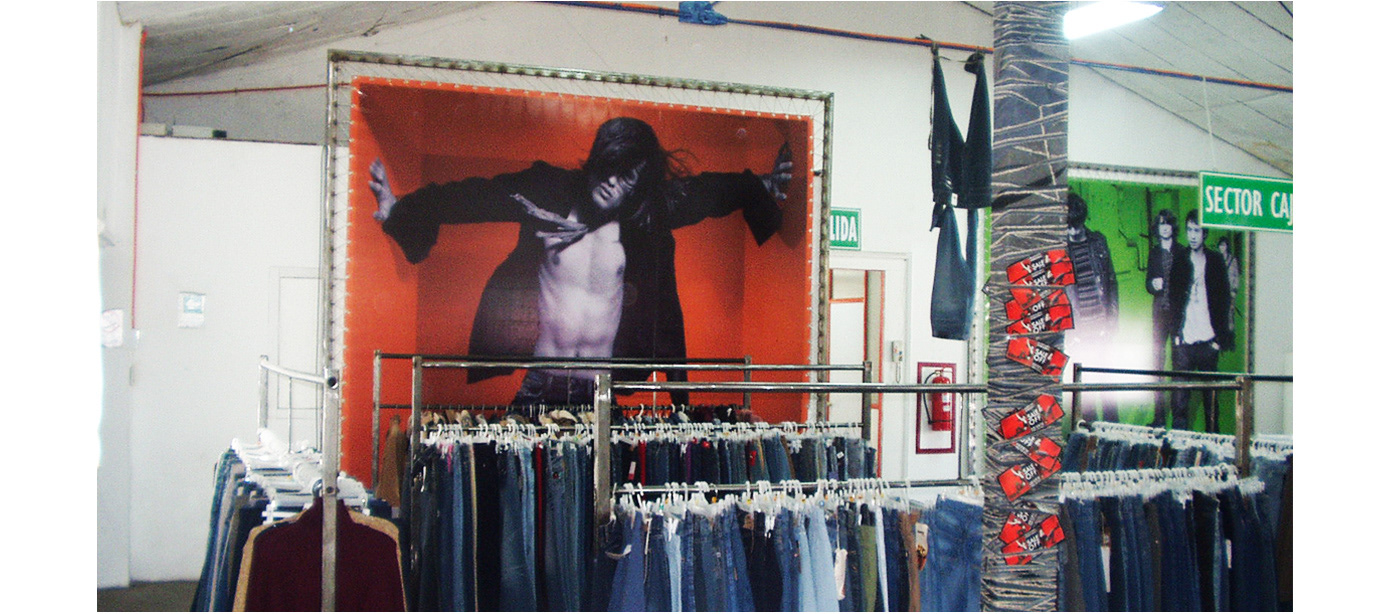 Retail tienda liquidación vidriera diseño gráfico jeans moda Fashion  tienda fisica