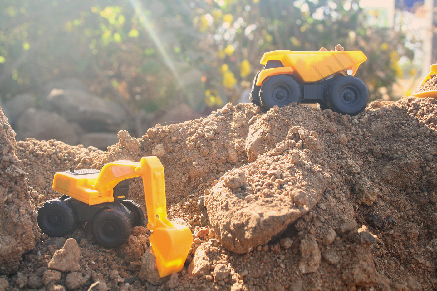 Earth Movers Equipemnt bulldozer Poclain dumper truck mountain toys Miniature