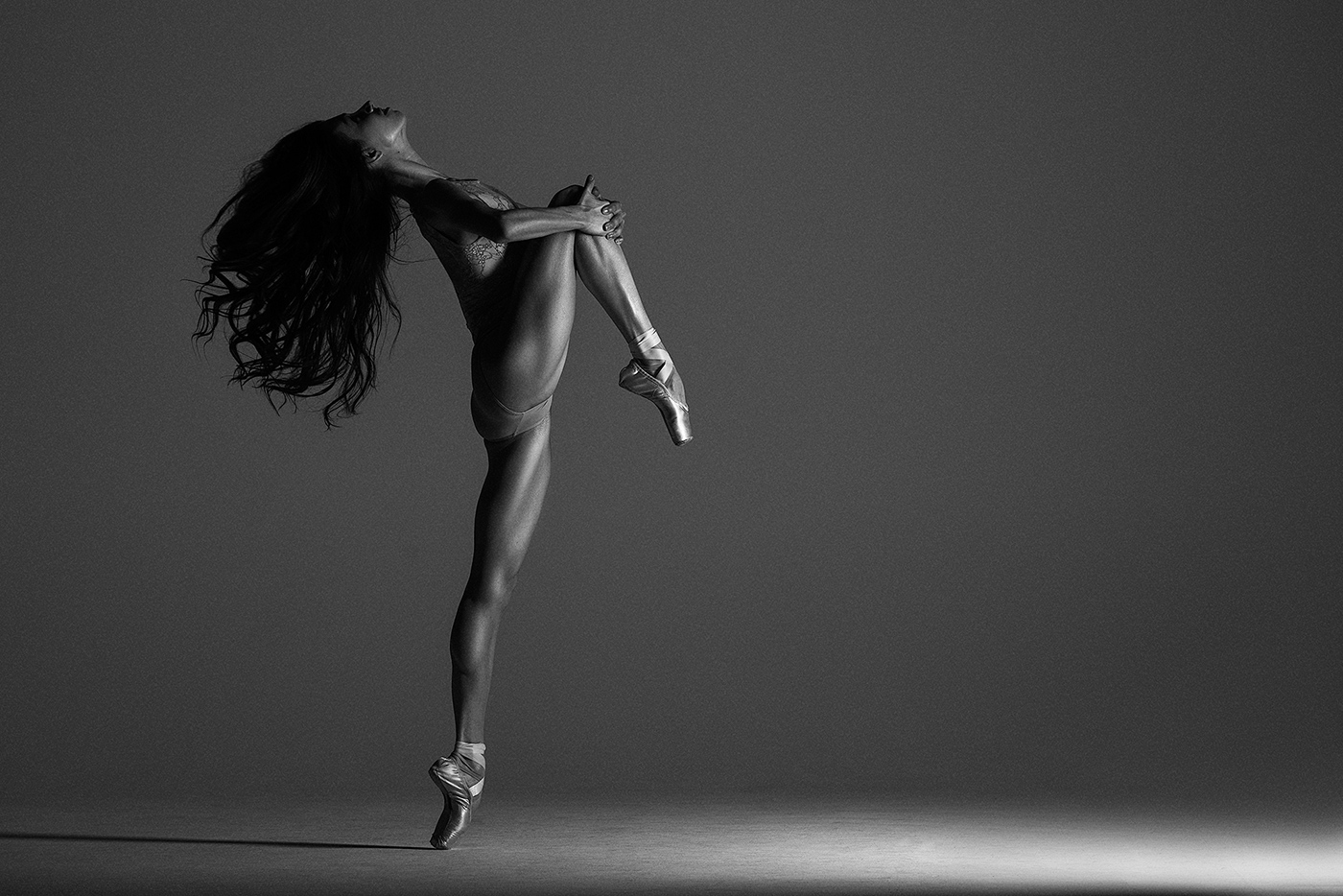 ballerina ballet strenght black and white DANCE   on pointe Flexibility