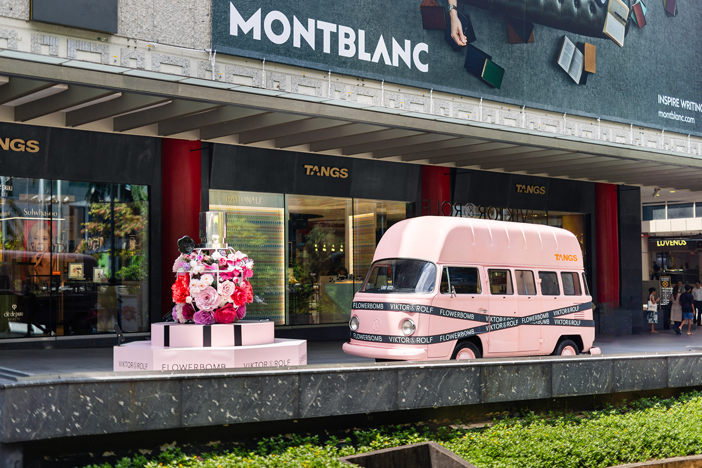 singapore Fragrance flowerbomb pink Truck Wrap viktor & rolf