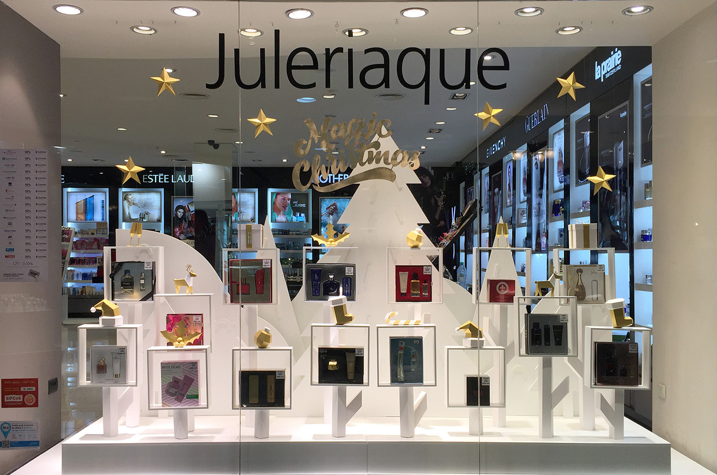 lowpoly papercraft Window Display vidriera escaparate navidad Christmas xmas White and gold juleriaque