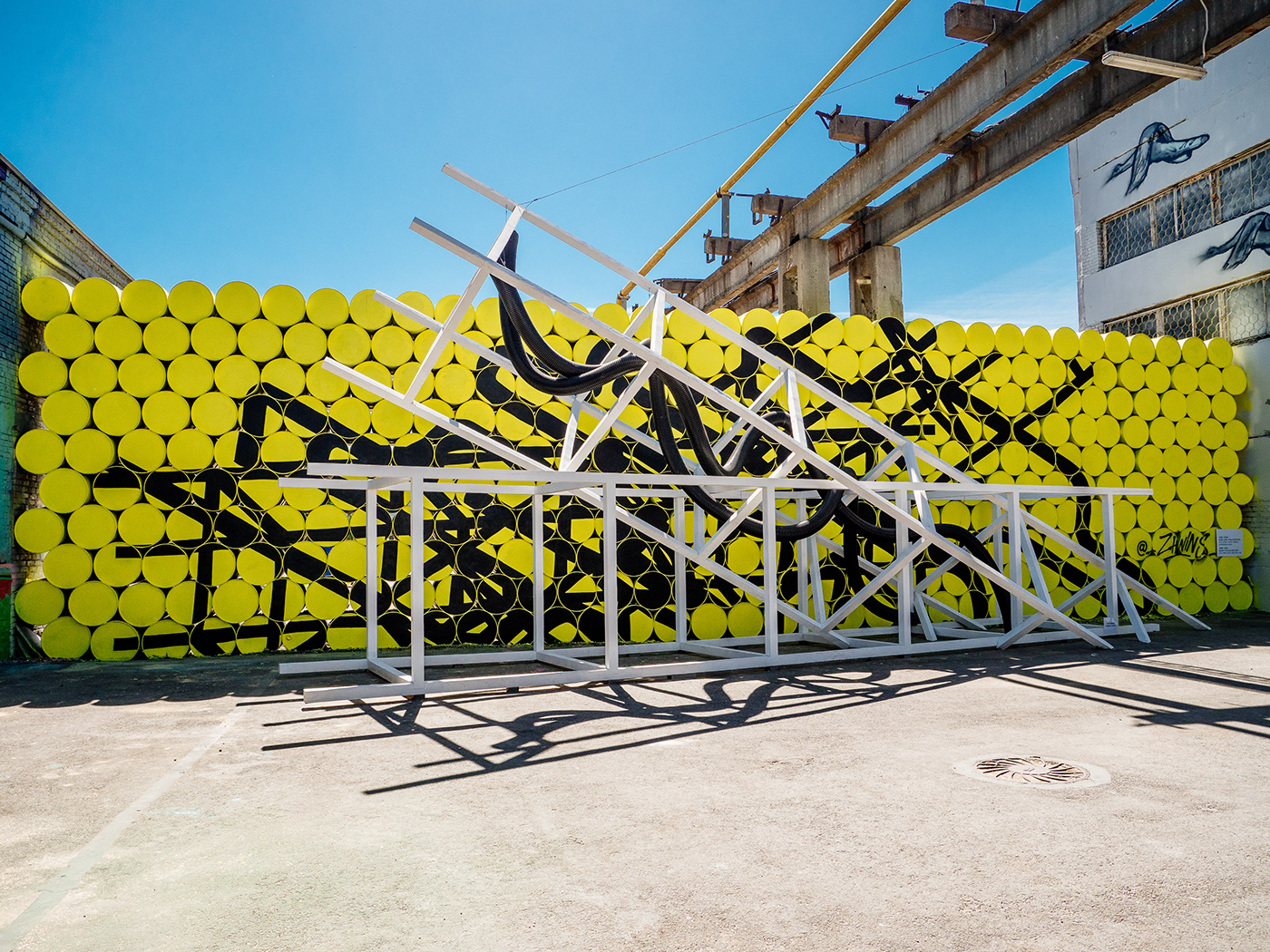 архитектура publicart стрит-арт инсталляции желтый Graffiti