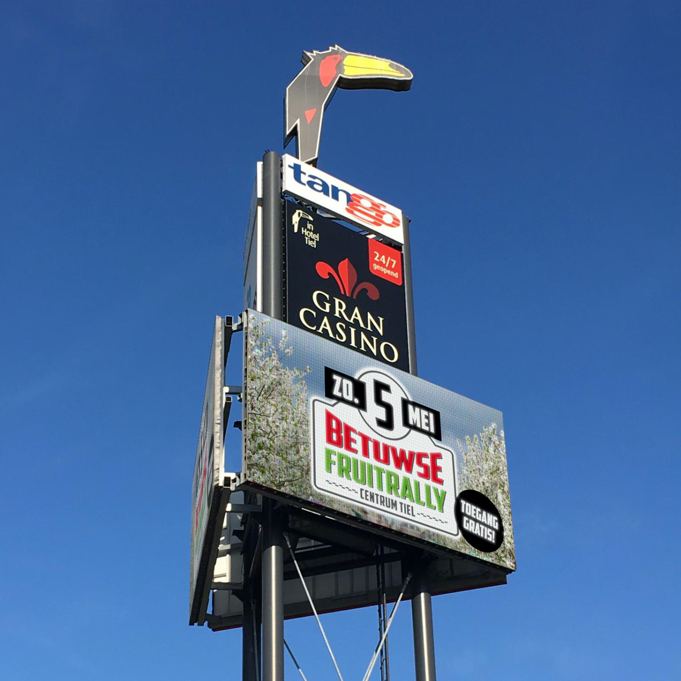 Digital billboard langs A15 snelweg bij Van Der Valk Tiel