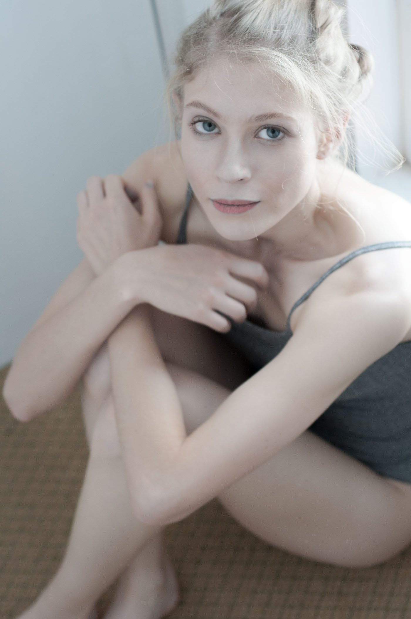 portrait girl blonde soft light pale skin skinny beauty model photographer