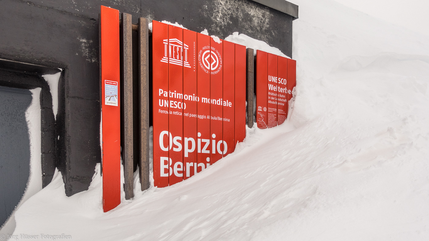 Alpen bahn Bahnhof Graubünden ospizio saharastaub schnee wetter winter bernina