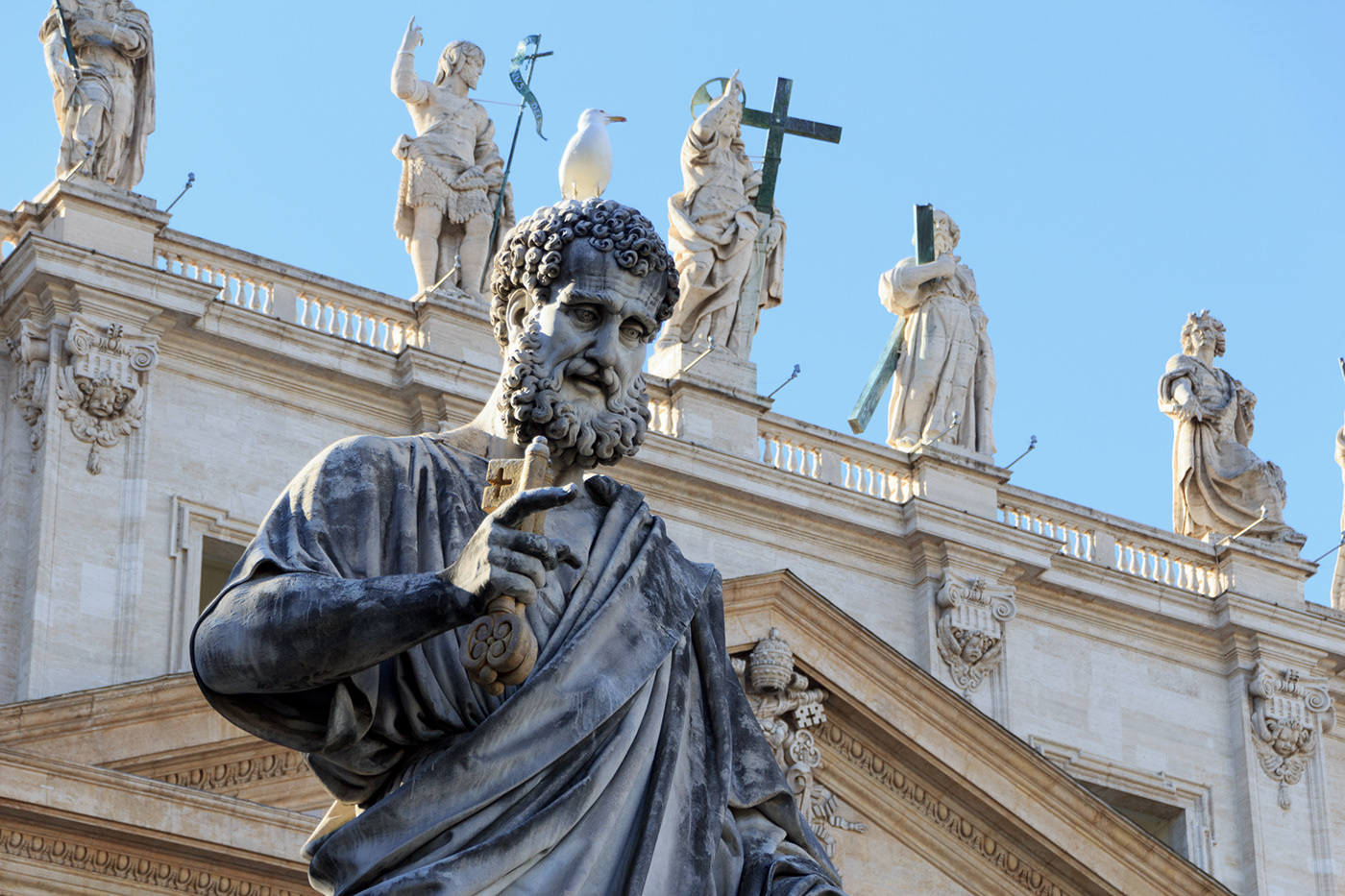 Апостол петра молния. Статуя Святого Петра в соборе Святого Петра. Статуя Святого Петра в Ватикане.