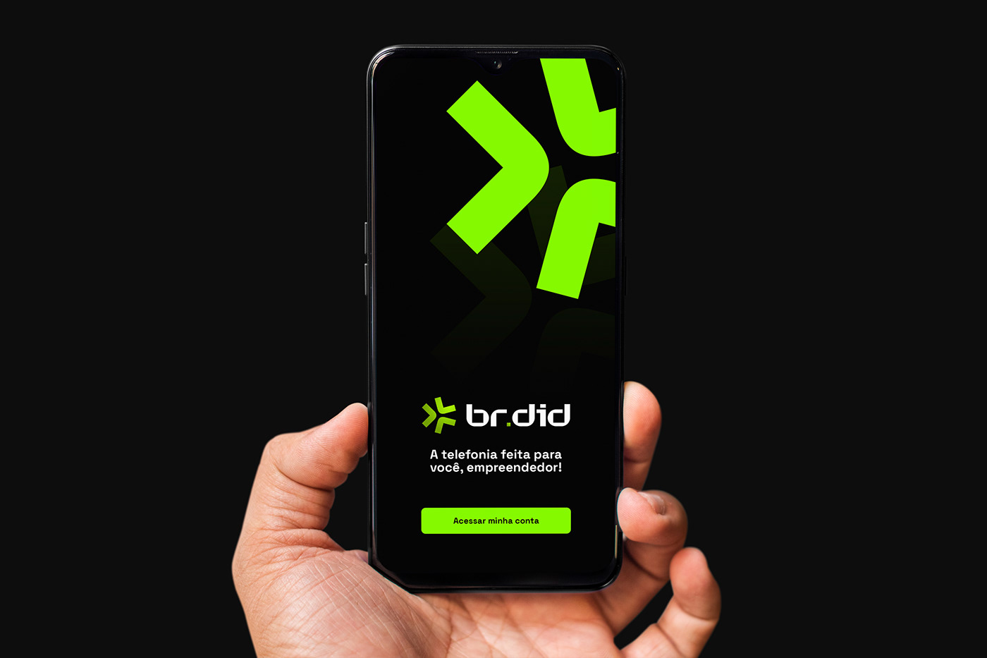 Mão segurando celular com app BRDID