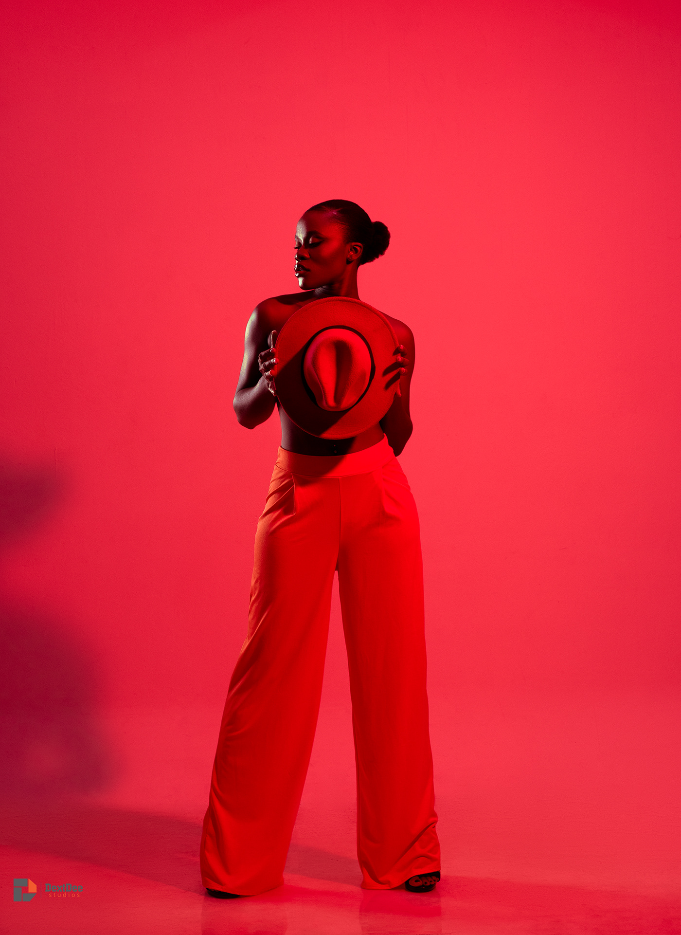 color DextDee Studios Ghana hat red shade woman