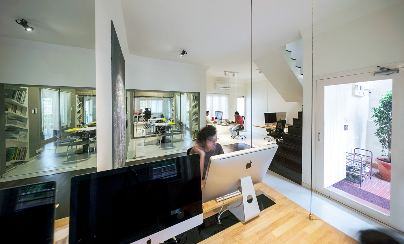 cognito Lazaro workspaces interiors design furniture floating tables