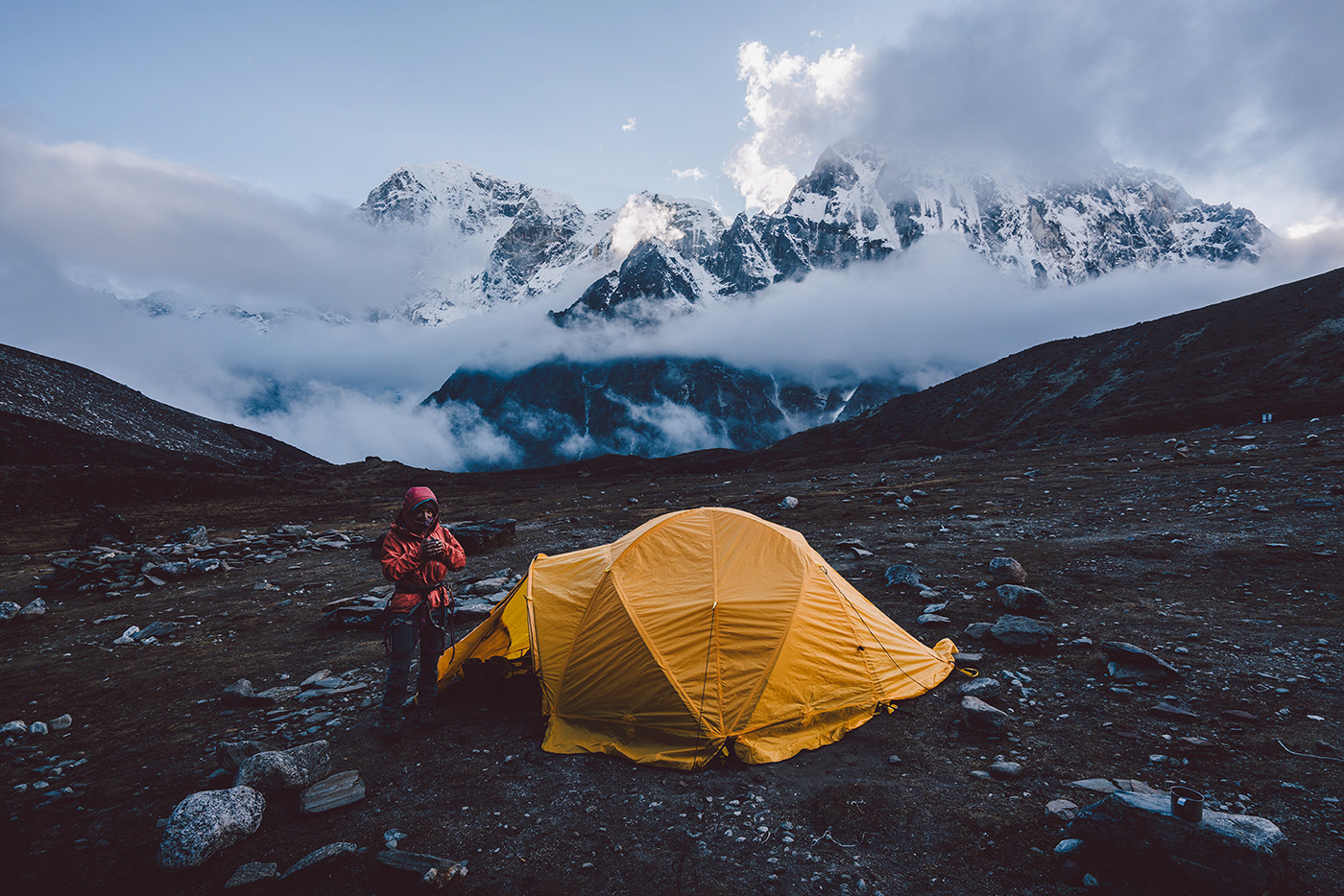 tent-trekking-himalaya-morning