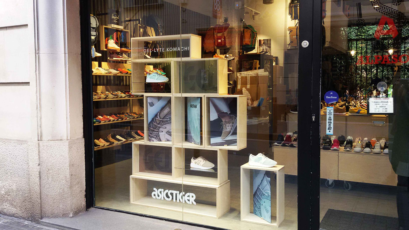 Asics komachi barcelona escaparate Window Display Visual Merchandising Retail window design store