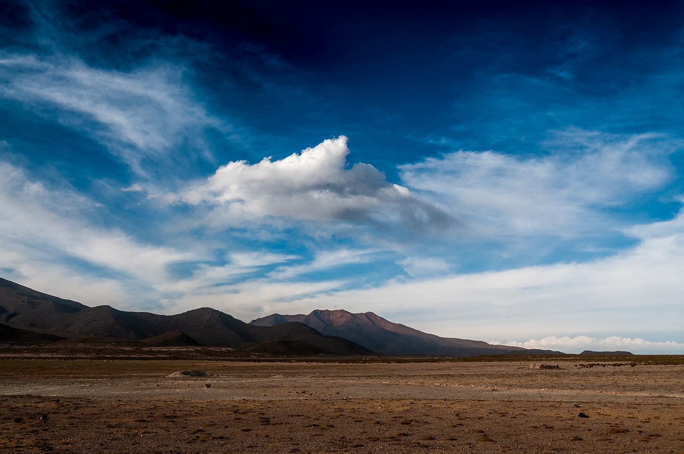 Landscape photography of the desertic bolivian altiplano by Jennifer Esseiva.