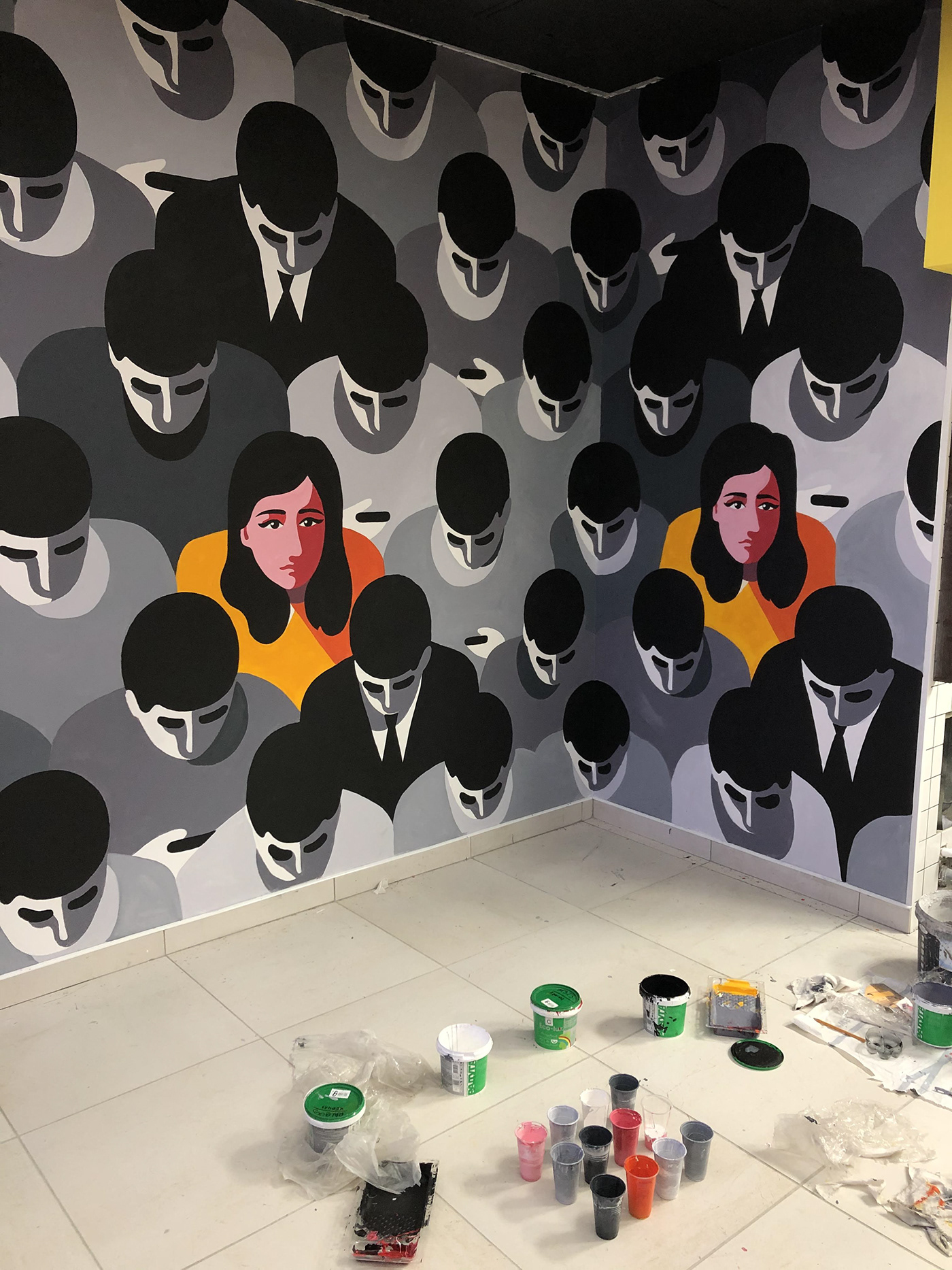 интерьер столовая   креативное пространство люди роспись стен креатив кафе люди в черном