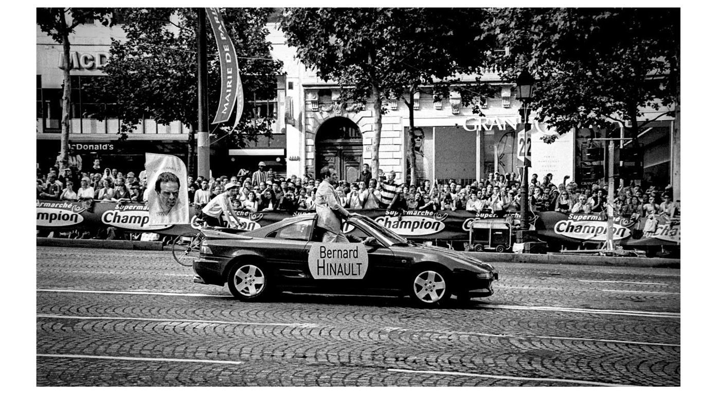 Analogue b&w bycicle Film   journalism   Leica monochrome Paris Photography  Tour de France