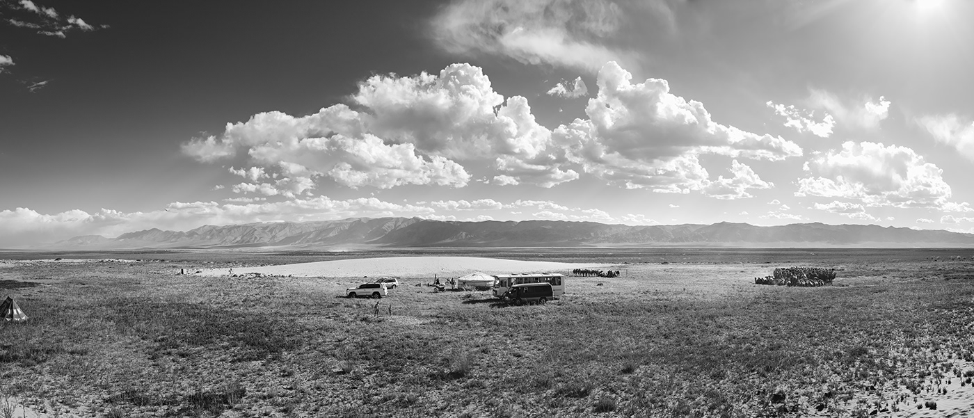 Mongolei Travel dokumentar kamel Wüste Hirten black and white