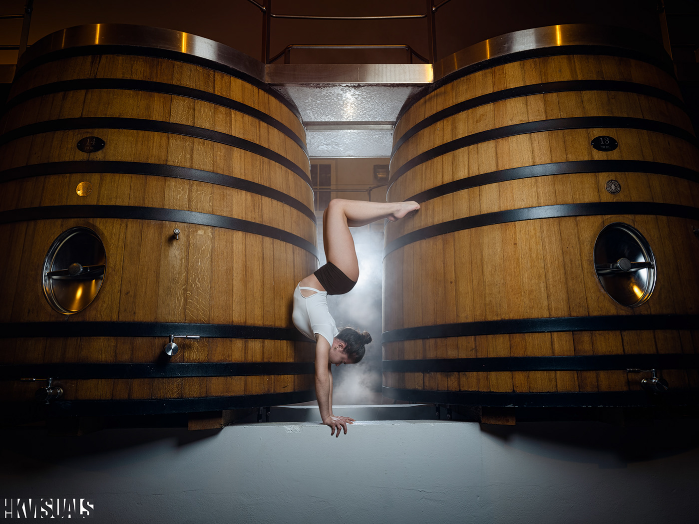 acrobat circus photography contortion fujifilm gfx100s gymnastics hand balance handstand