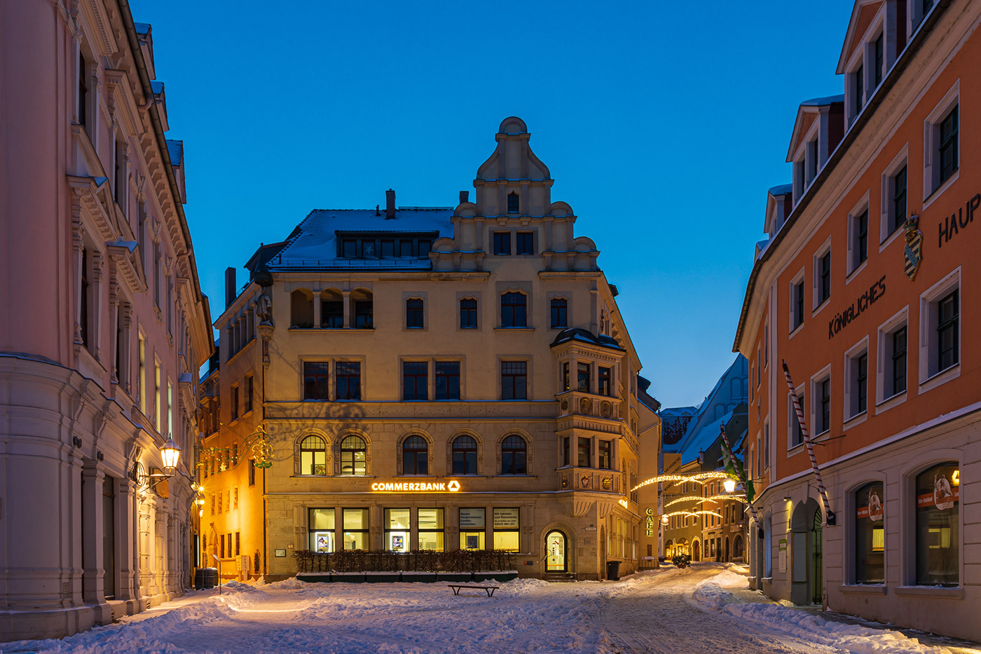 Die Meissner Altstadt im Winter mit viel Schnee zur Blauen Stunde.