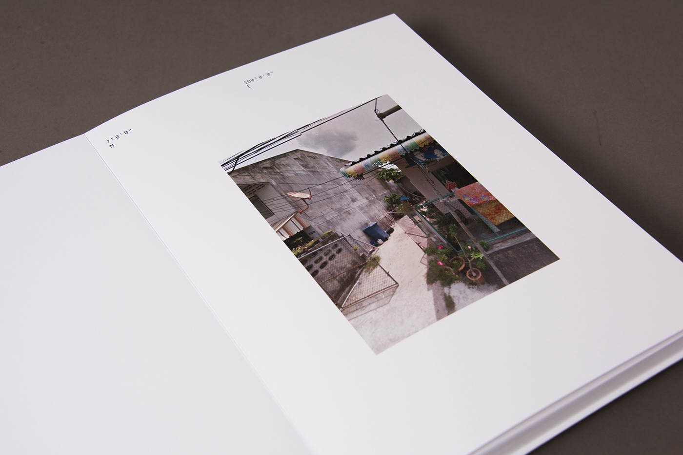 fotografie Album editorial design  globe Welt koordinaten grid raster graficdesign book