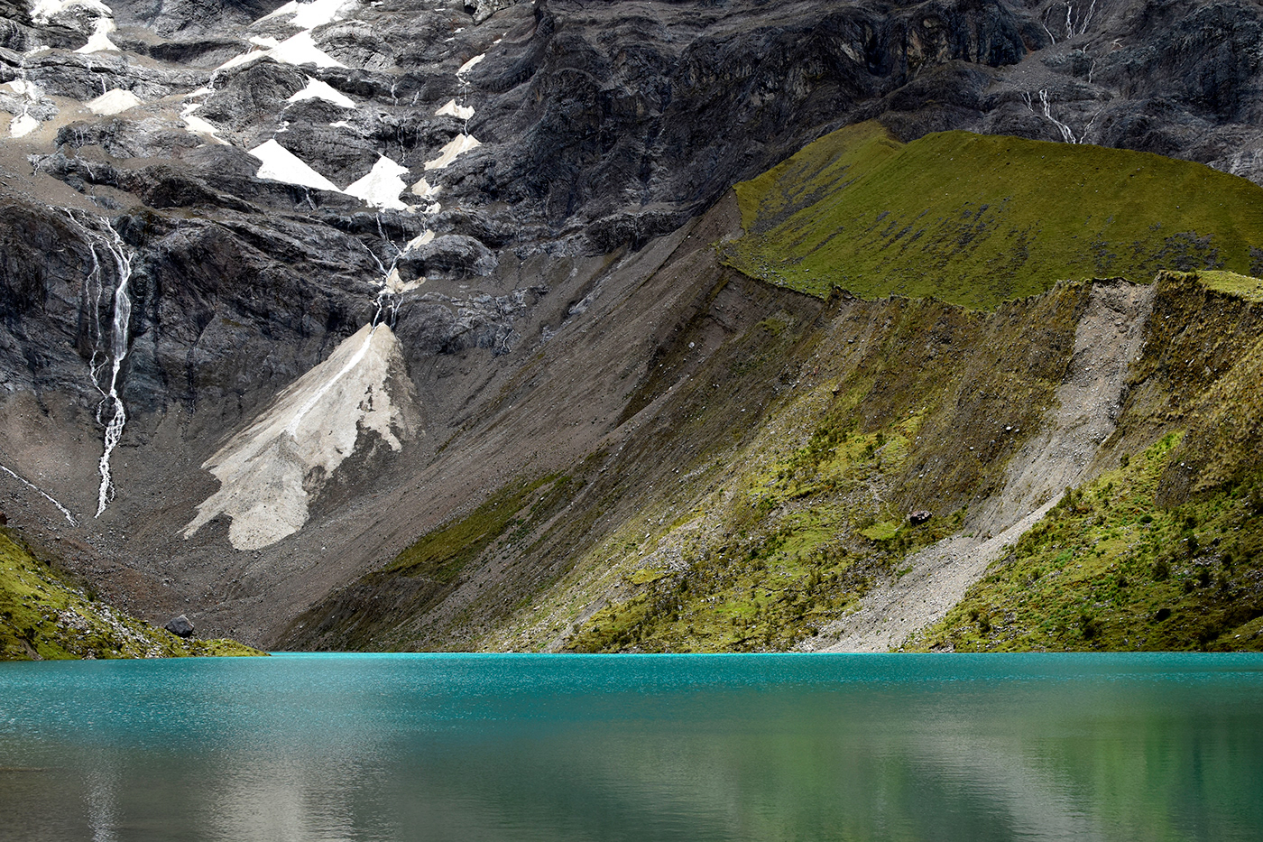 Vista de la Laguna de Huamantay con el glaciar de fondo que le da vida al lago.
