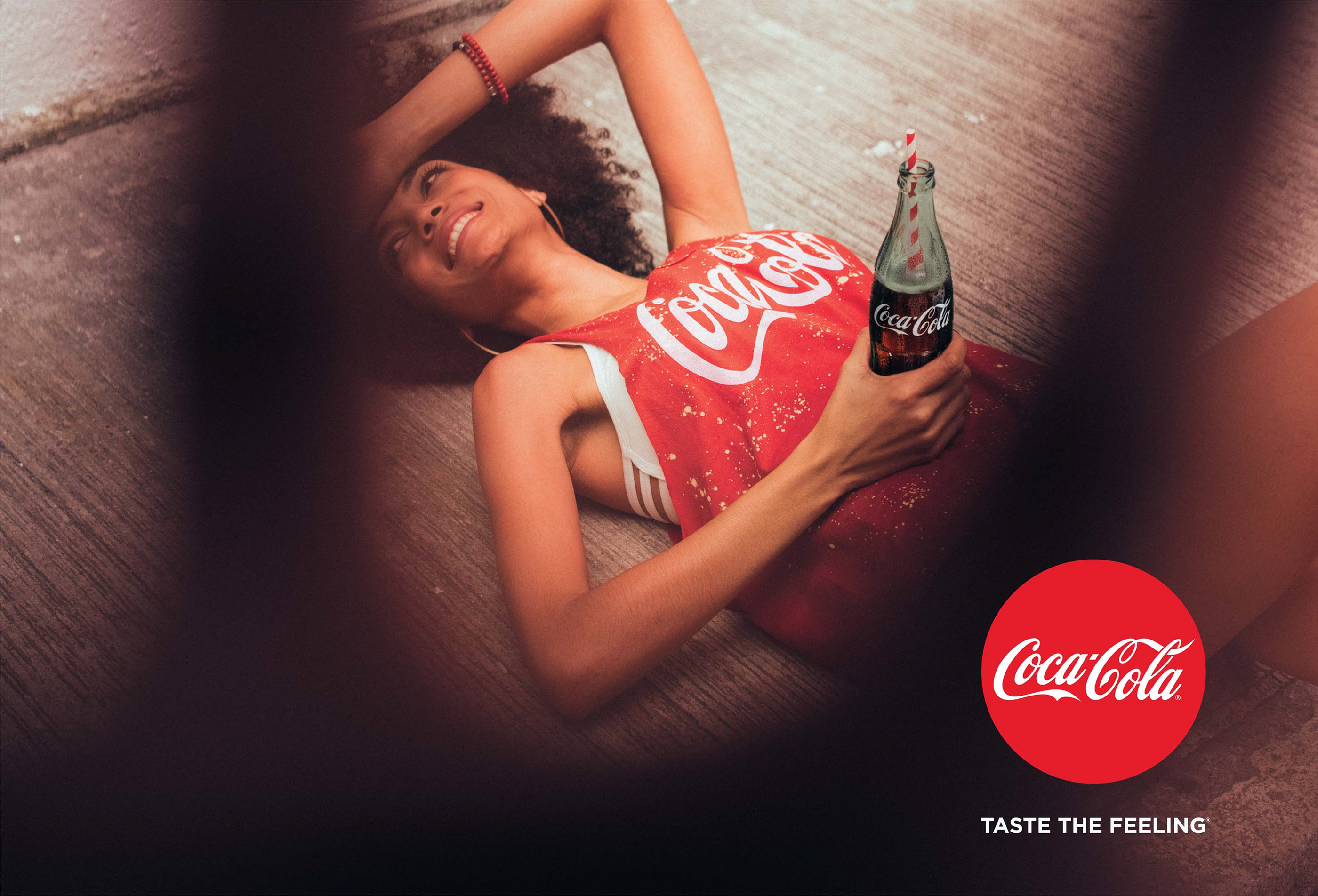 Taste the feeling. Coca Cola taste the feeling. Реклама Кока-кола 2015. Кока фото горячие. Фотосессия в стиле Кока-кола.