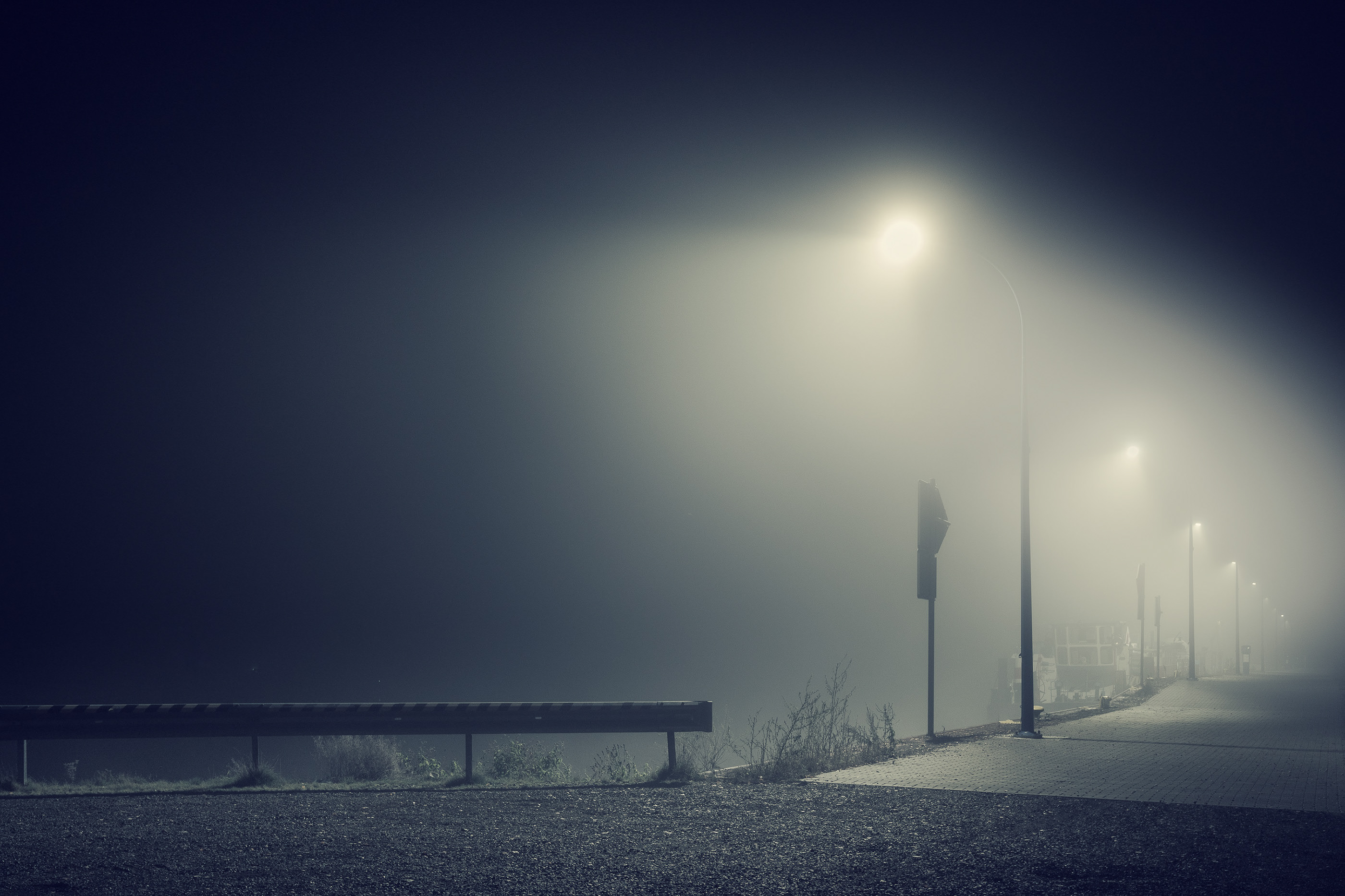 Город туман вечер. Город в тумане. Туман ночью. Уличный фонарь ночью. Фонарь в тумане.