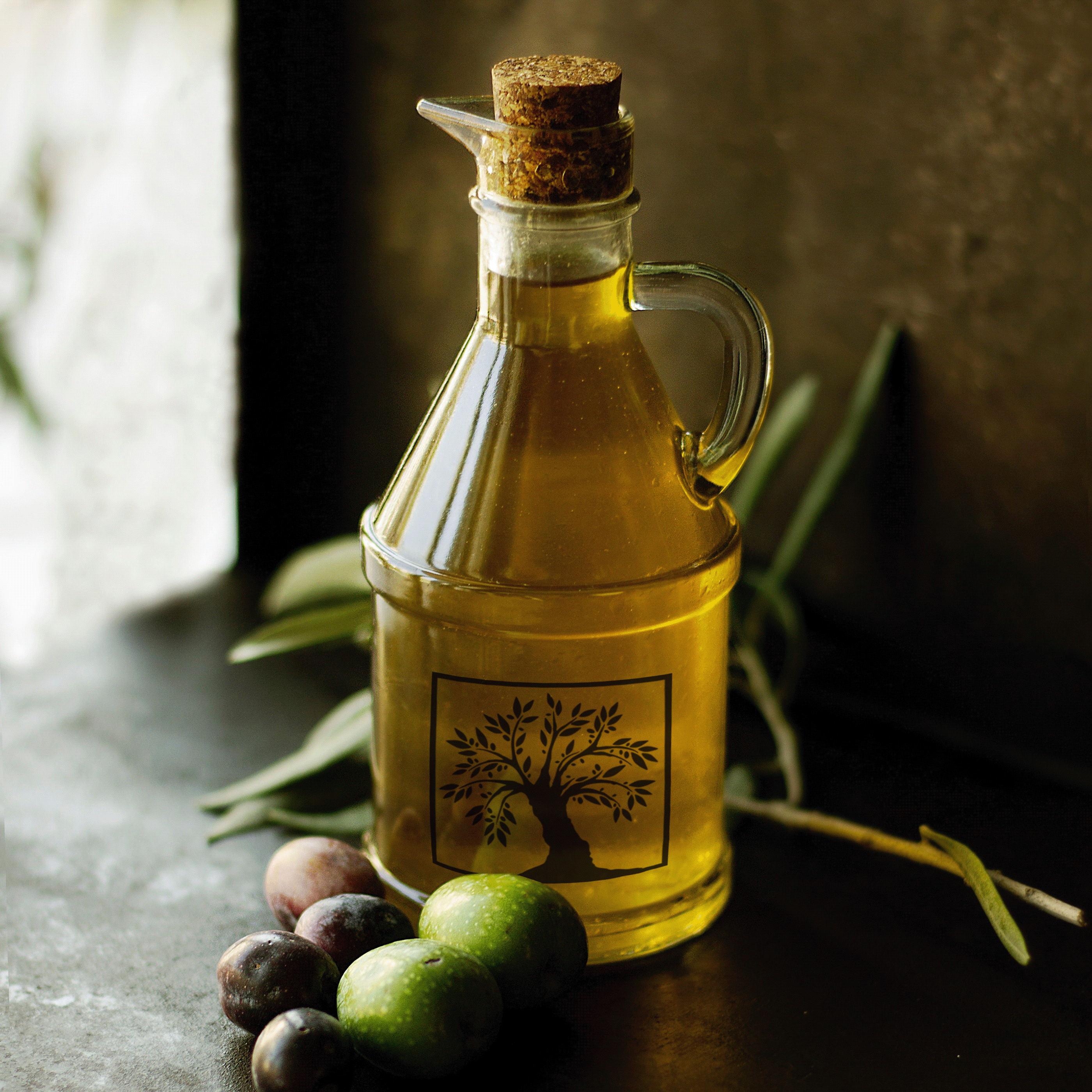 Оливковое масло нерафинированное польза. Оливковое масло. Растительное масло. Оливки масло. Бутылка для масла.