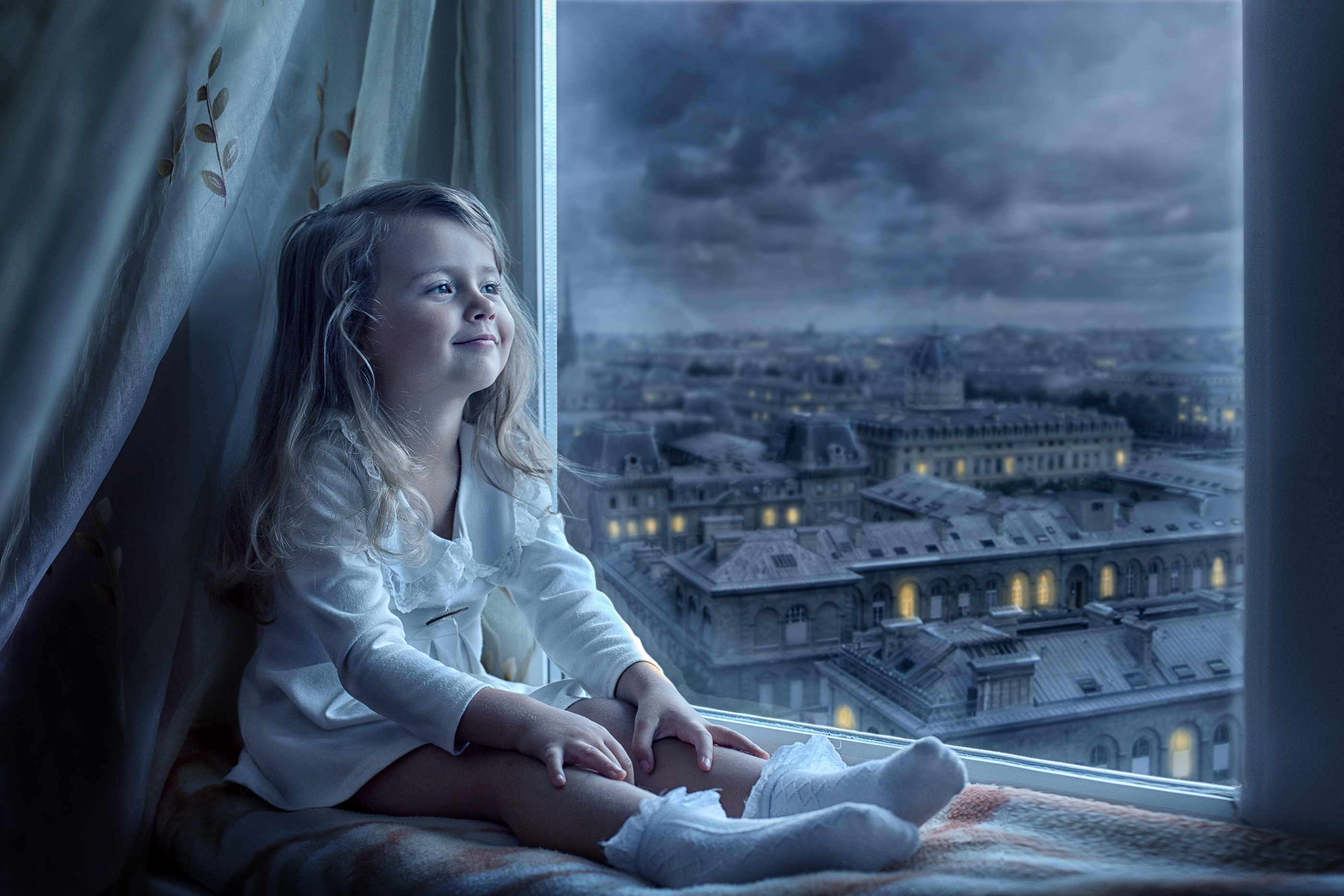 Однажды люди мечтали. Девочка на подоконнике. Девочка сидит у окна. Маленькая девочка у окна. Хочется вернуться в детство.