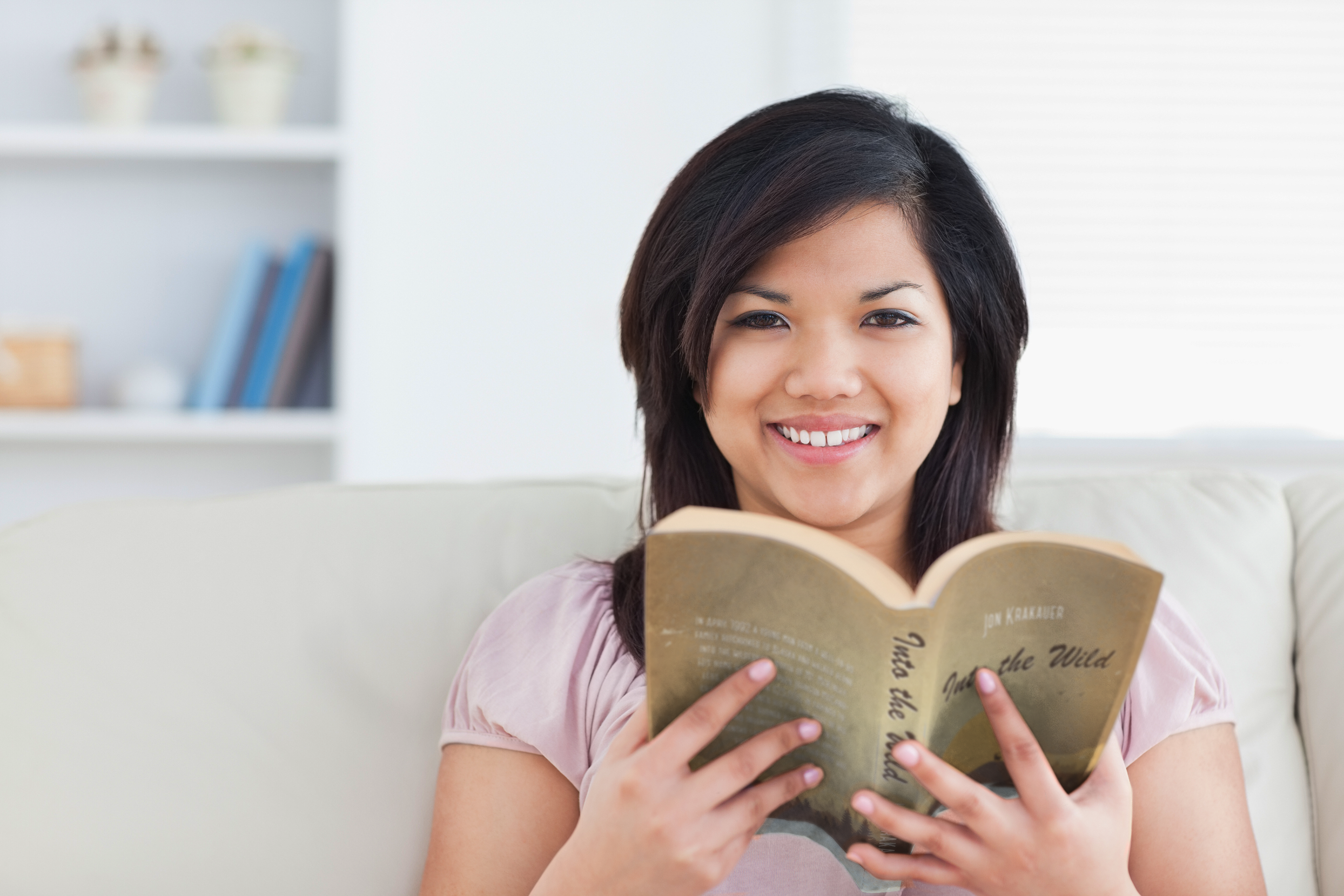 Чтение книг без регистрации. Женщина держит книгу. Рука держит книгу. Девушка с книгой мокап. Книга улыбается.