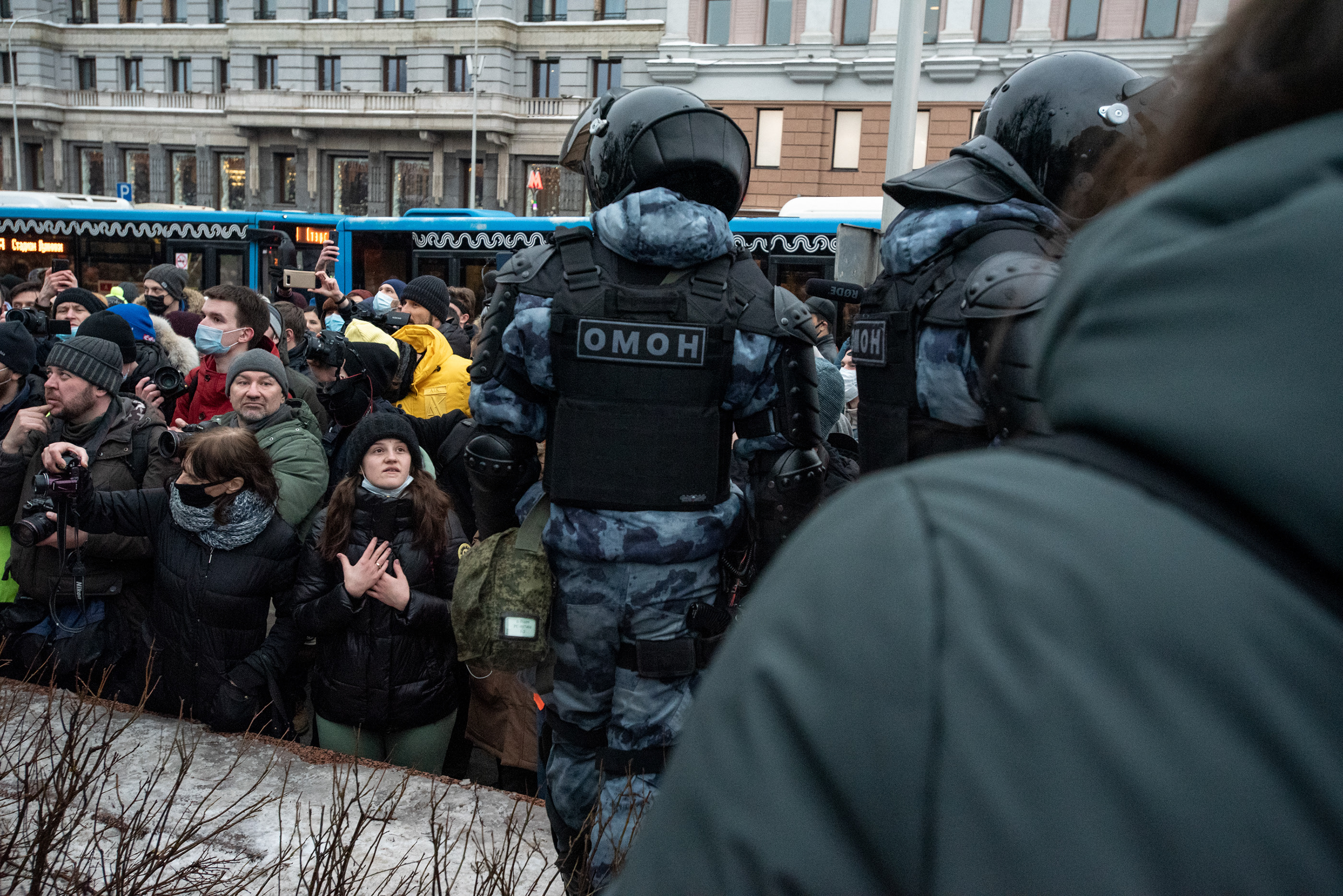 Митинг в москве сегодня против. Москва митинг сейчас 7марта2022. Митинги в Москве 02.05.2022. Митинги в Америке русофобные. Полицейские следят за порядком на демонстрации в Москве.