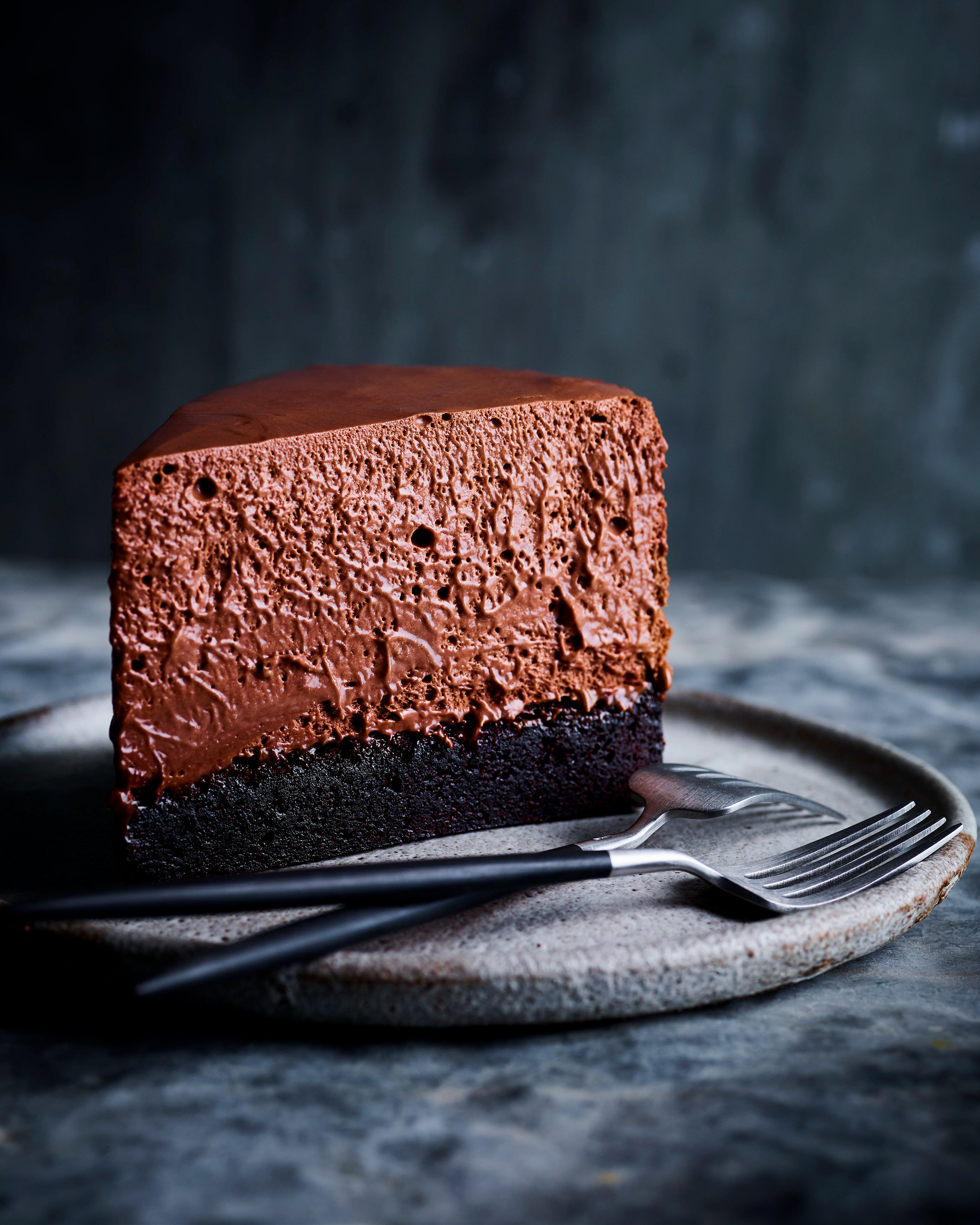 Шоколадный торт желатин. Шоколадный мусс для торта. Брауни с шоколадным муссом. Муссовый торт Брауни. Муссовый торт трюфель.