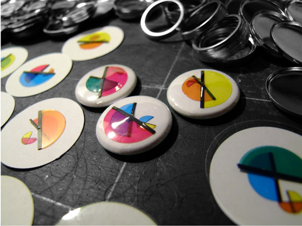 ora munari kinetic art pin badge button acetate disc CMYK hand clock overlap subtractive color Stift Epinglette Spilla Spilletta