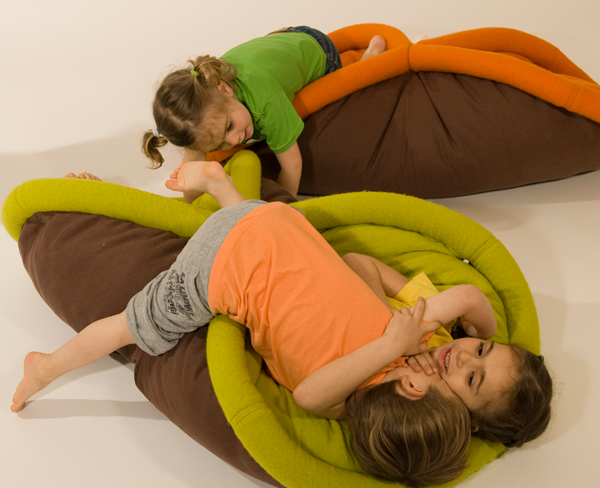 ilaria pacini arianna petrakis gloria pizzilli oradaria ora d'aria blandito cuscino pad transformable lazy laziness comfort play kids children relax soft Play time Playground multifunctional fabric textile wool linen stop motion Rug carpet armchair Sleeping bag bean-bag Pouff easy