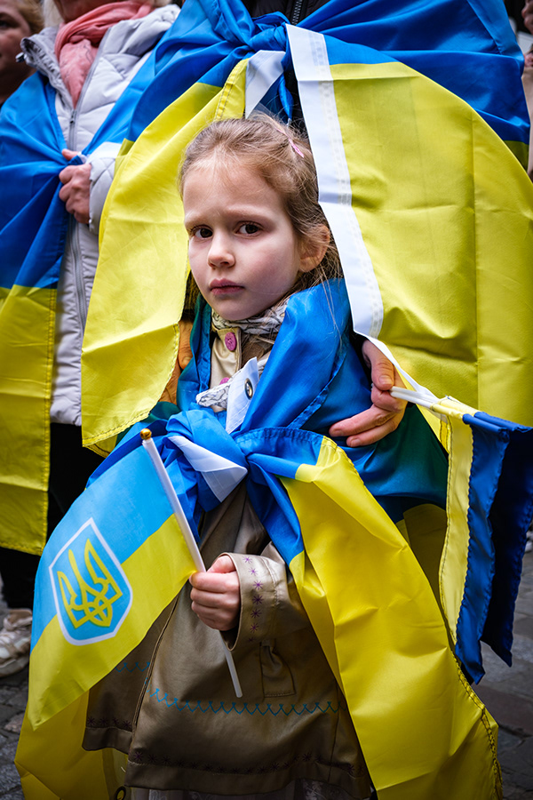 Petite fille à la manifestation contre la présence du navire russe Shtandart à L'Armada Rouen.