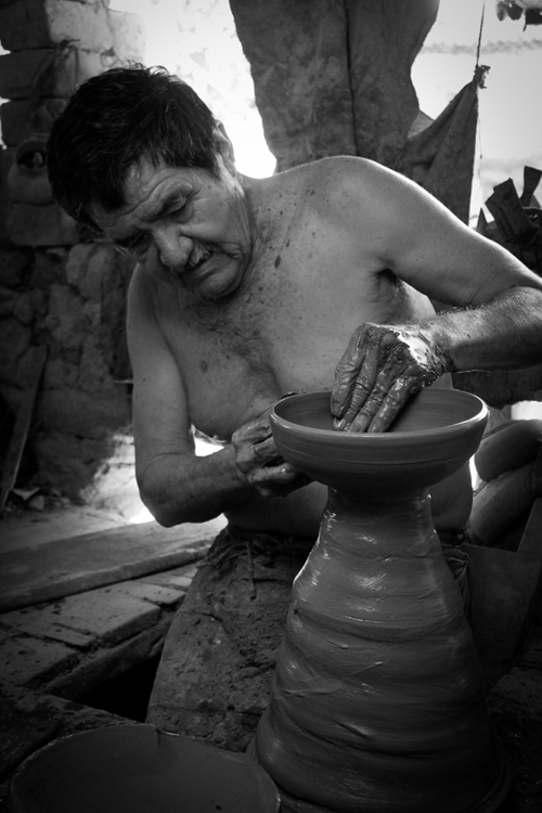 clay hands El Salvador central america quezaltepeque robert anaya Barro Manos vasija earth potter juan chirina black & white rural primitive art