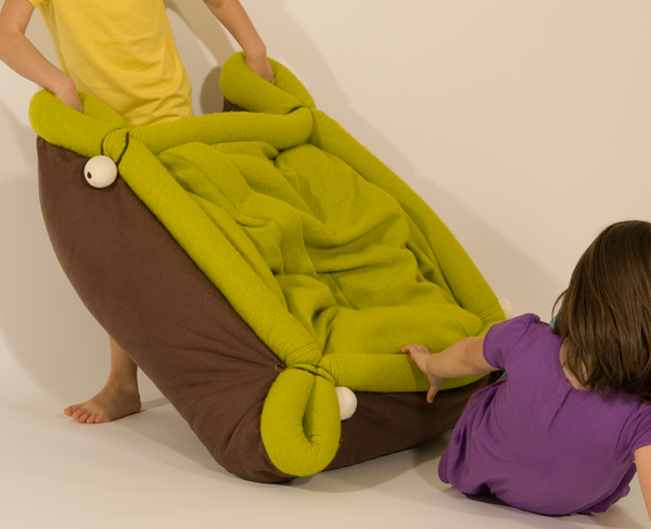 ilaria pacini arianna petrakis gloria pizzilli oradaria ora d'aria blandito cuscino pad transformable lazy laziness comfort play kids children relax soft Play time Playground multifunctional fabric textile wool linen stop motion Rug carpet armchair Sleeping bag bean-bag Pouff easy