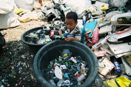 asia trash Trash Mountain indonesia unicef children Thomas Billhardt