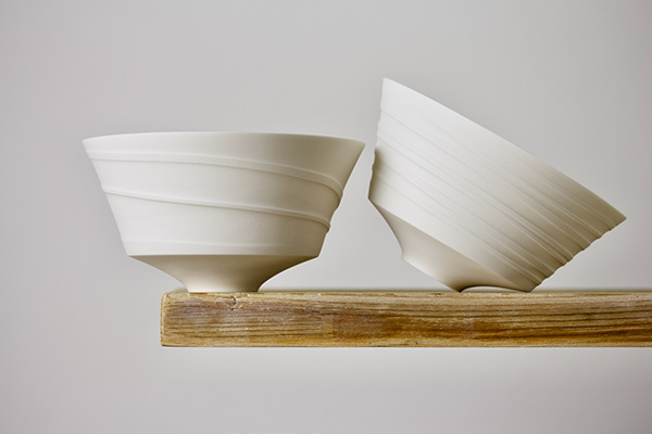 CONTEMPORARY PORCELAIN BOWL WITH DUG RIBBONS